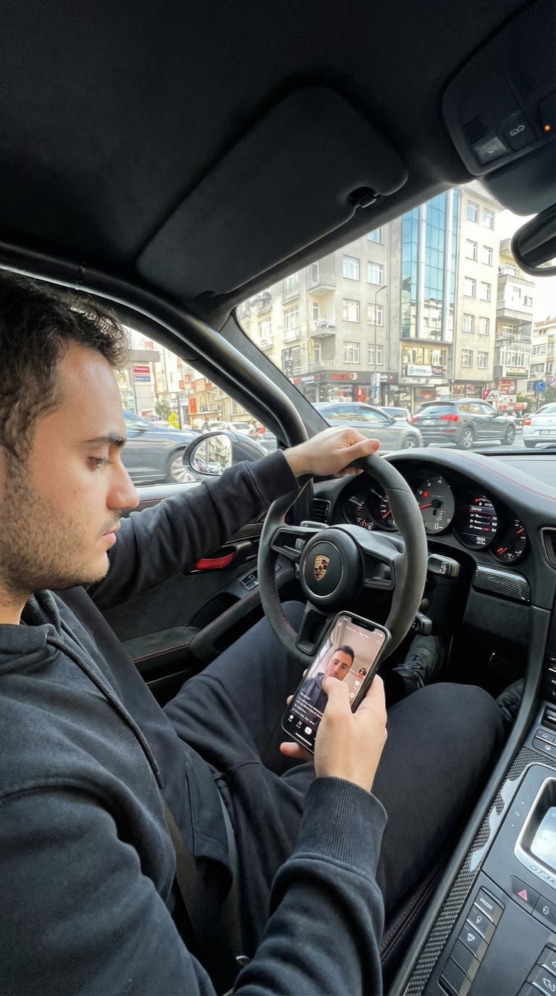 Porsche 911 GT3 RS şehir caddesinde örnek görsel