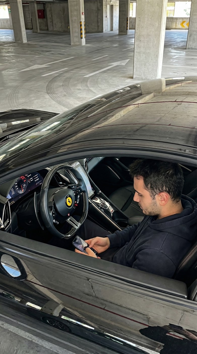 Ferrari Roma kapalı otoparkta örnek görsel