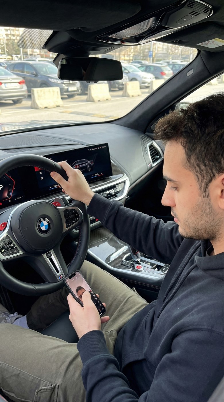 BMW XM Label Red şehir otoparkında örnek görsel