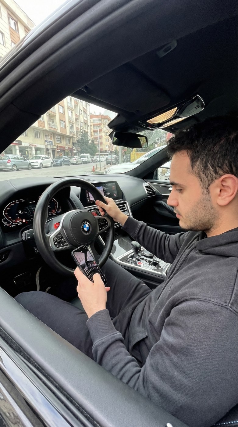 BMW M8 Competition şehir caddesinde örnek görsel