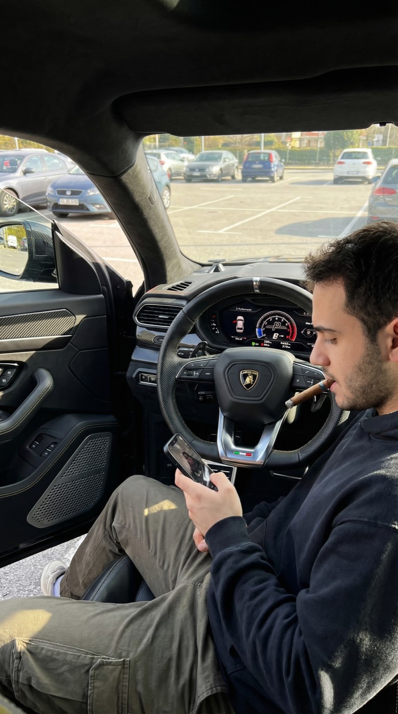 Lamborghini Urus Performante Kapı Açık örnek görsel