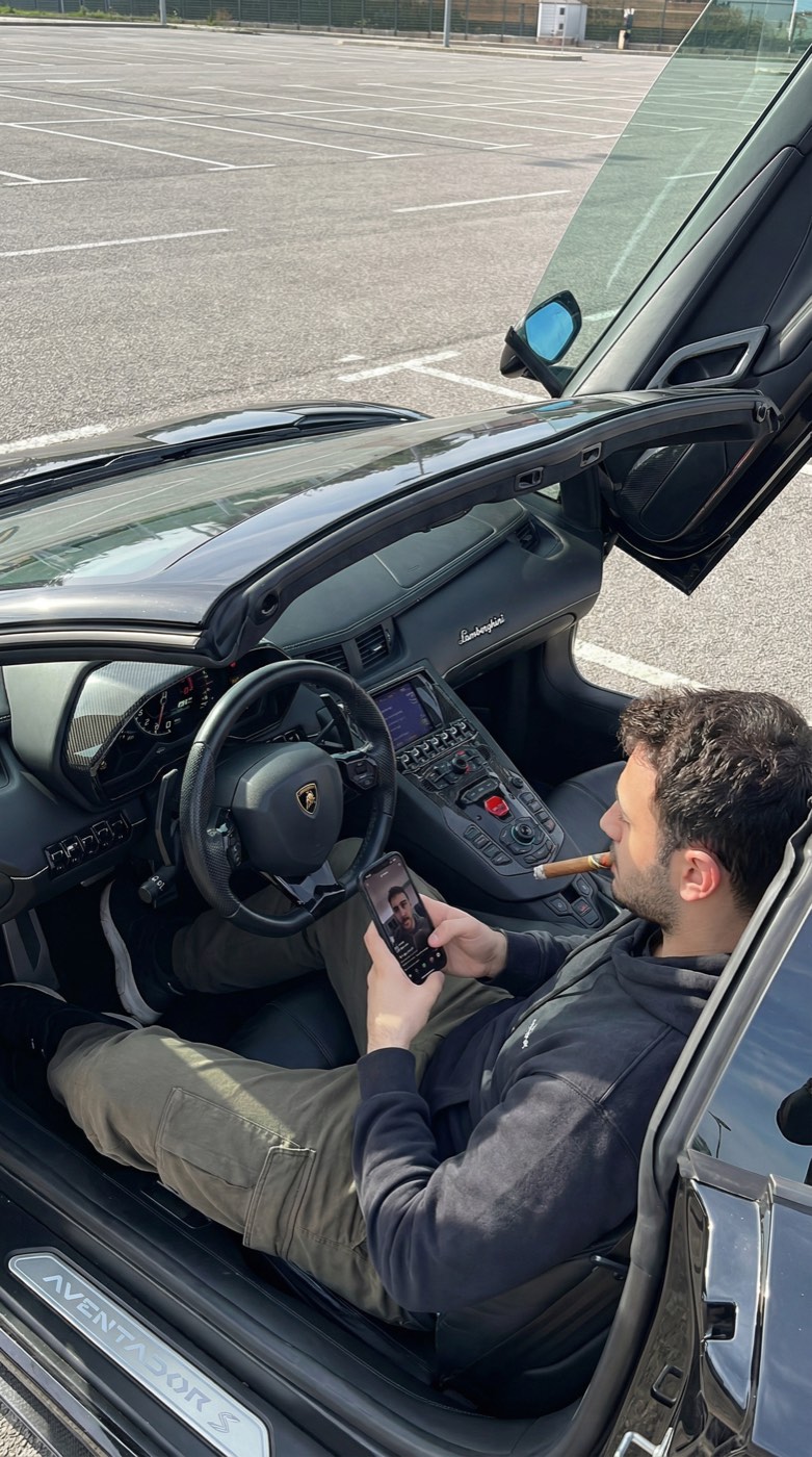 Lamborghini Aventador S Kapı Açık açık alanda örnek görsel