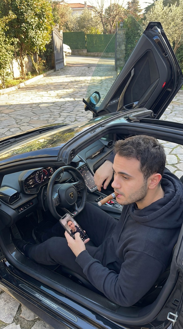 Lamborghini Revuelto Kapı Açık a Özel Konut örnek görsel