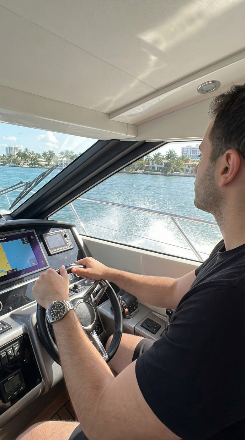 Miami Yacht Steering Coastal Run örnek görsel