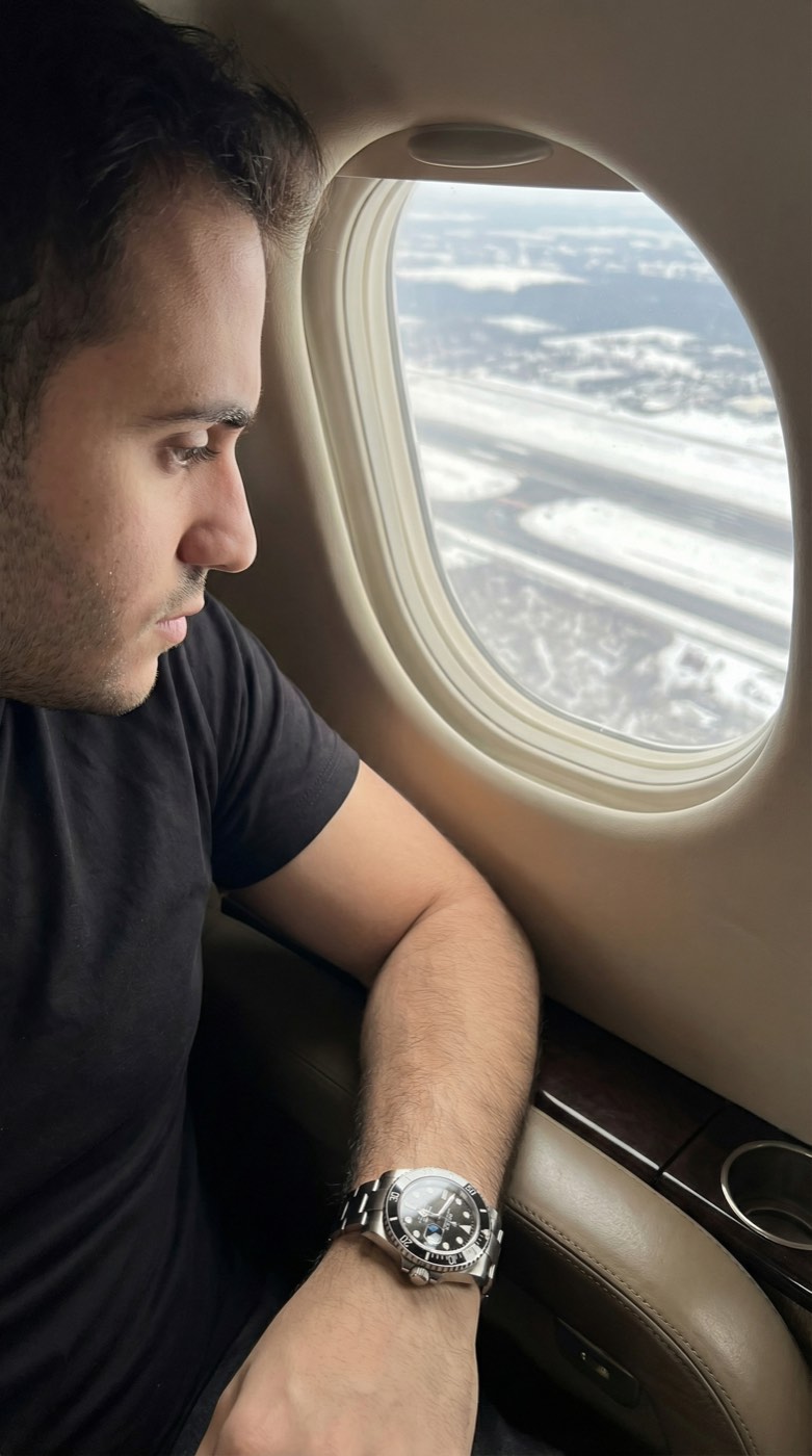 Özel Jet Winter Flight ile Snowy Runway Visible Below örnek görsel