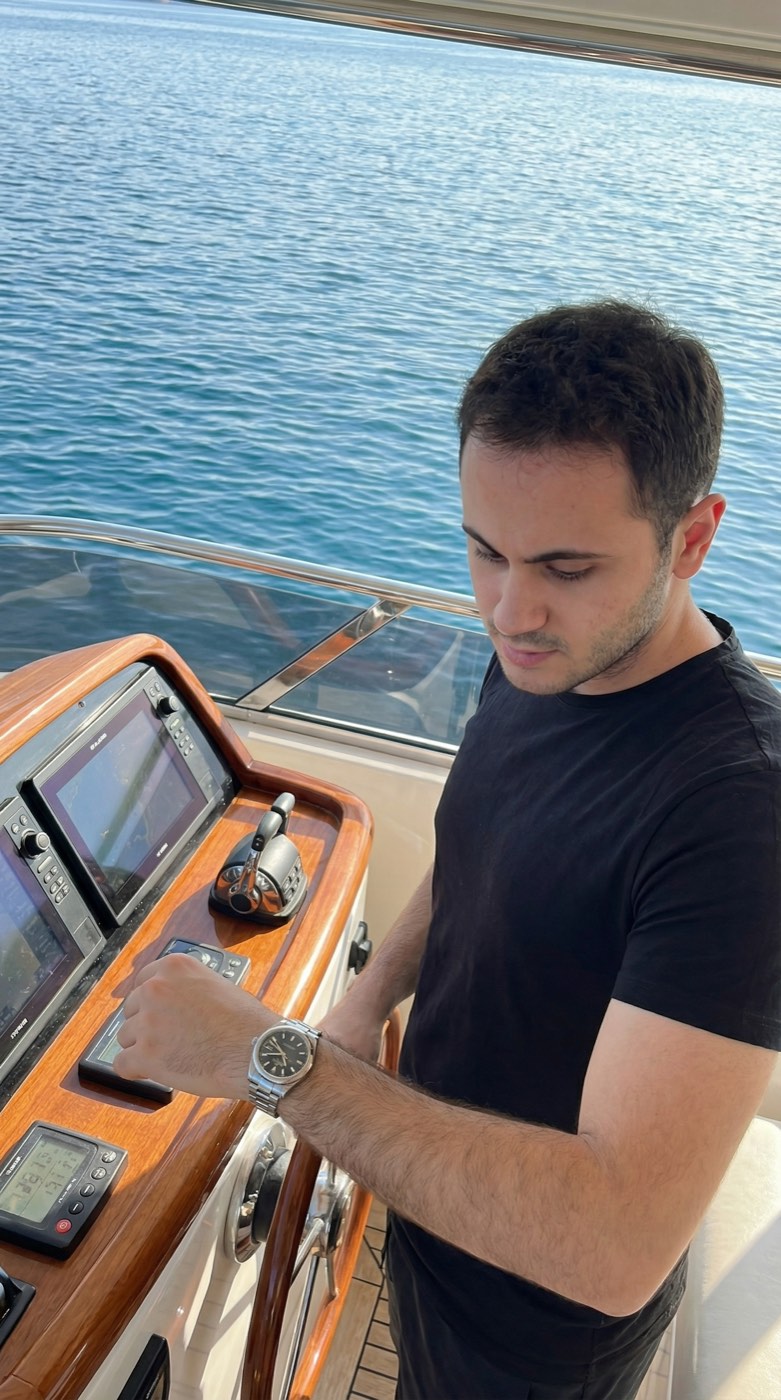 Yacht Standing Near Helm ile Open Water Ahead örnek görsel