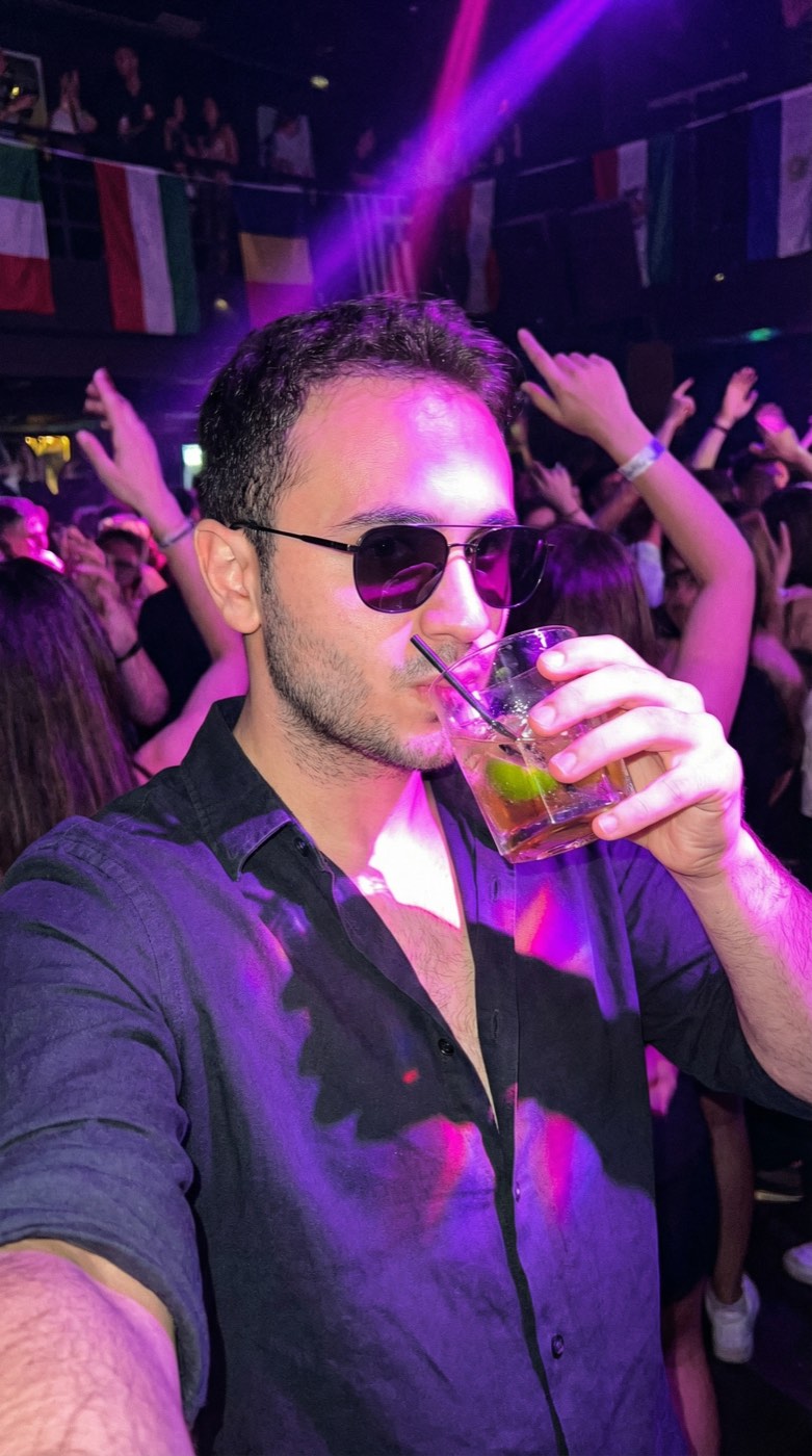 Nightclub Crowd Drink Moment örnek görsel