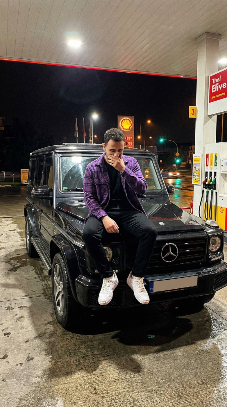 Gece benzin istasyonu ile G-Class örnek görsel